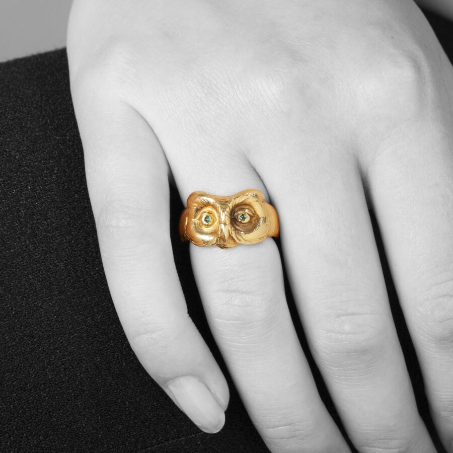 An eighteen carat yellow gold Art Nouveau owl ring made in France, ca 1900