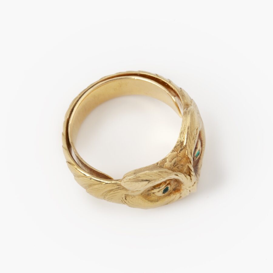 An eighteen carat yellow gold Art Nouveau owl ring made in France, ca 1900