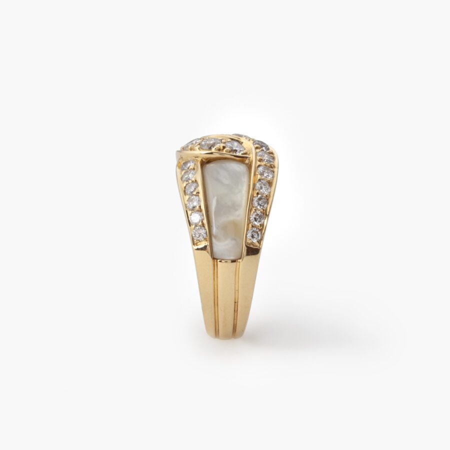 An eighteen carat yellow gold ring inlayed with mother of pearl and set with diamonds. Signed Van Cleef & Arpels and numbered, made in New York, ca 1980.