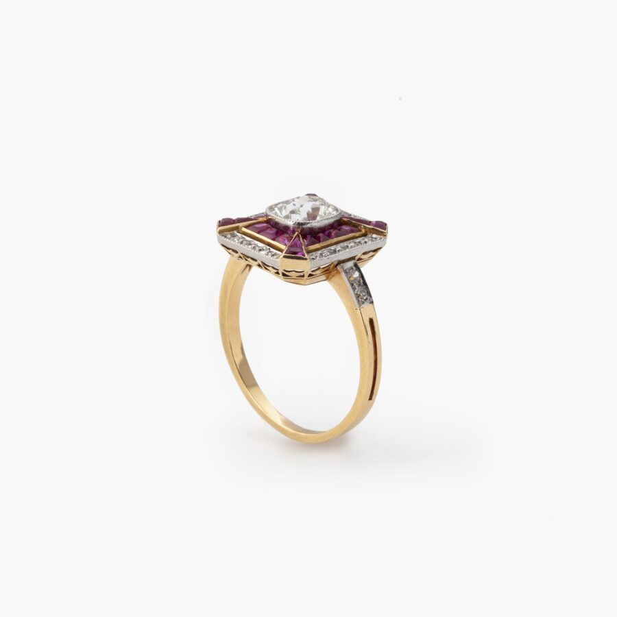 An eighteen carat yellow gold and platinum Art Deco ring, set with old brilliant cut diamonds and calibré cut rubies, made in France, ca 1910.