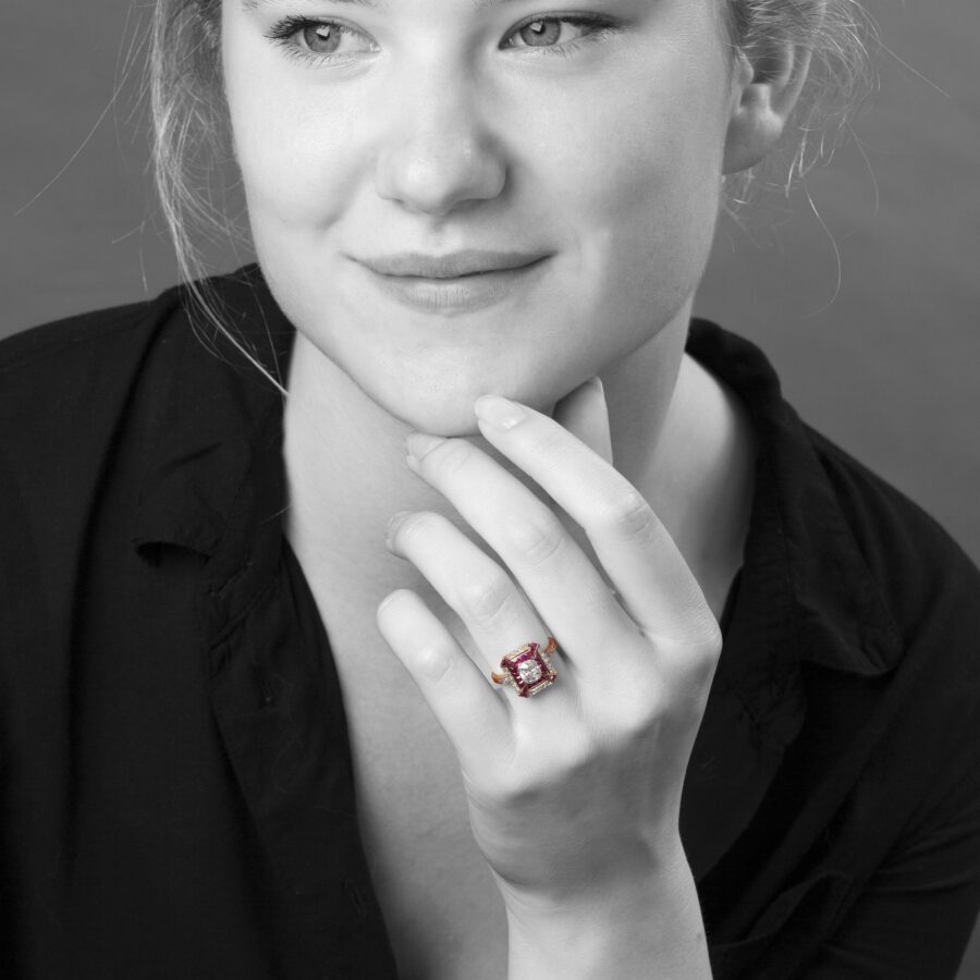 An eighteen carat yellow gold and platinum Art Deco ring, set with old brilliant cut diamonds and calibré cut rubies, made in France, ca 1910.