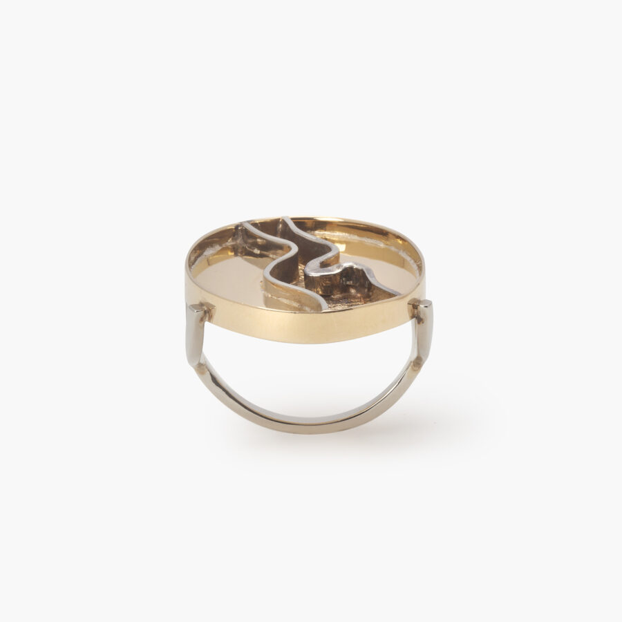 An eighteen carat yellow and white gold ring designed as a large oval head with sepia structure. Signed Arnaldo Pomodoro (Italy, 1926). Dated 1963.