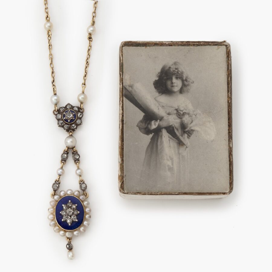 An antique eighteen carat yellow gold and silver lavalière necklace set with pearls and diamonds and decorated with enamel. Made in France, ca 1900.