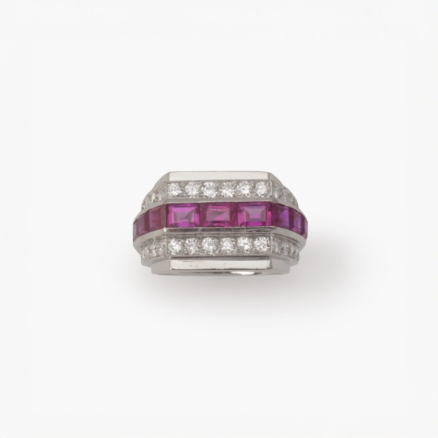 A platinum Art Deco ring, set with rectangular cut rubies and antique brilliant cut diamonds. Made ca 1935.