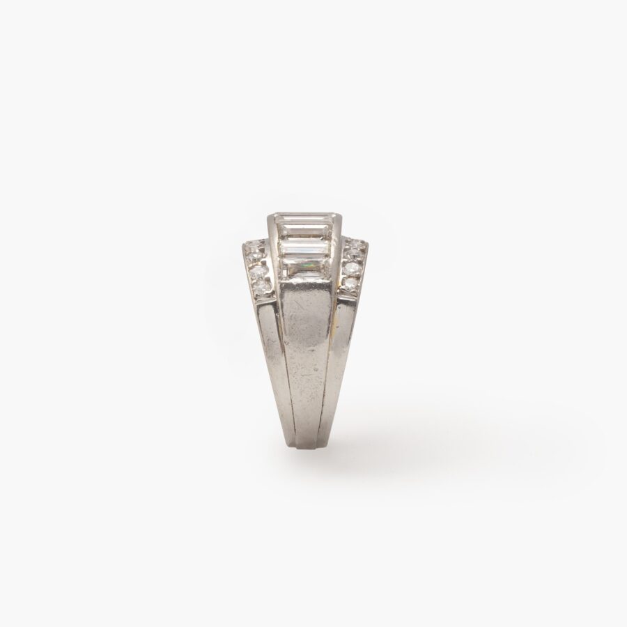 A platinum Art Deco bandring, set with baguette and single cut diamonds. Made ca 1935.