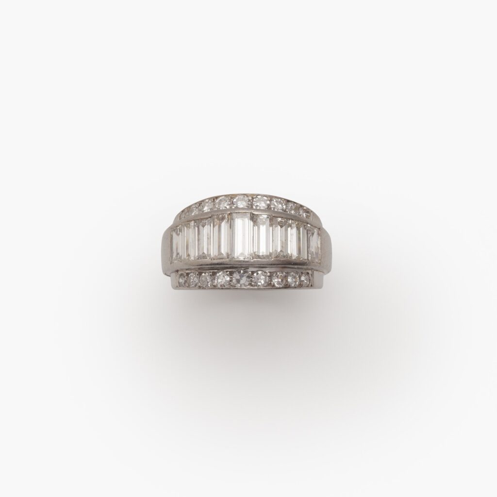 A platinum Art Deco bandring, set with baguette and single cut diamonds. Made ca 1935.