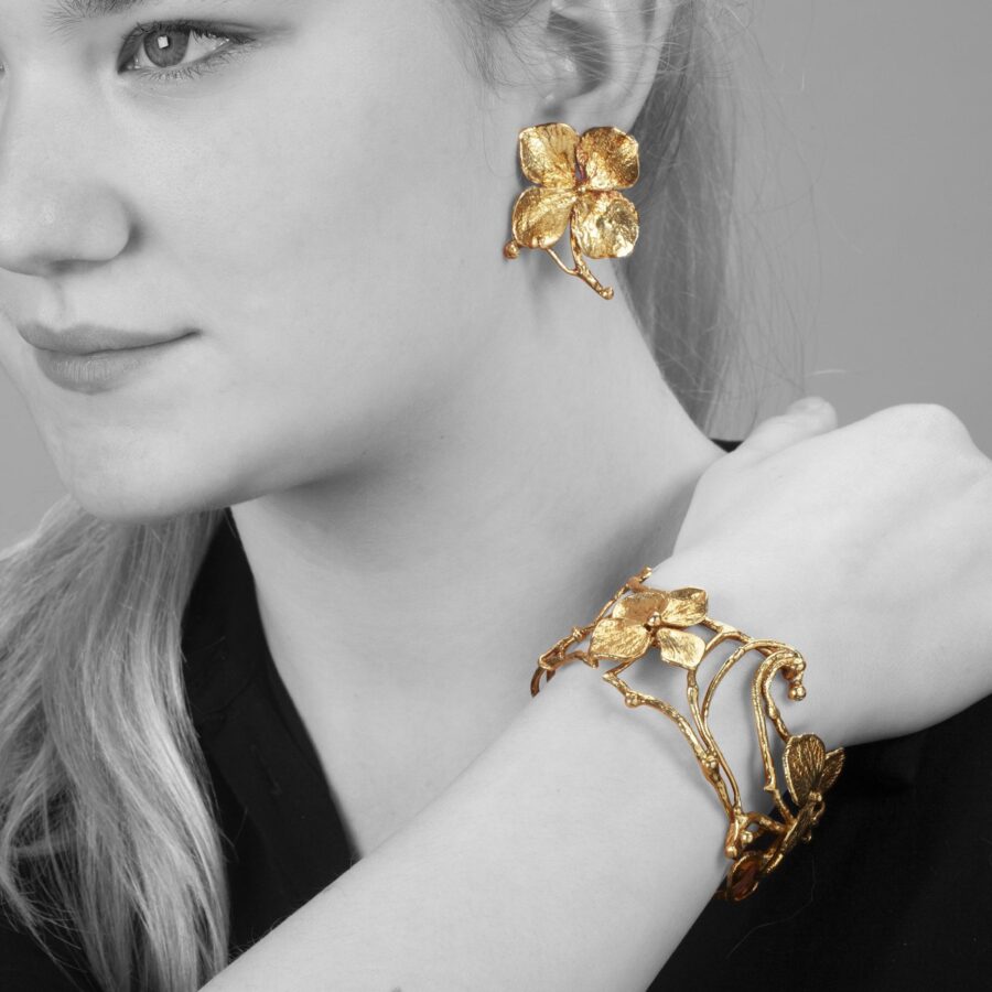 A pair of eighteen carat yellow gold bangles ‘Entrelacs’, each with seven hydrangea flowers, signed Claude Lalanne, made in Paris, ca 1980-90.