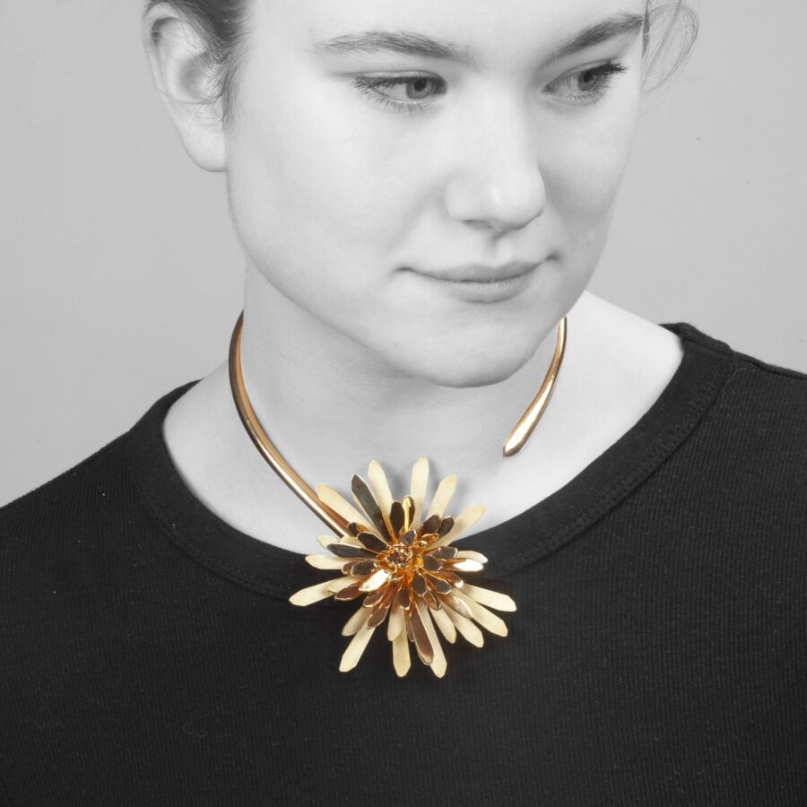 An eighteen carat yellow gold choker collar from the L’Arcade series with a large detachable flower wearable as a brooch. Signed Chaumet, Paris, ca 1970.