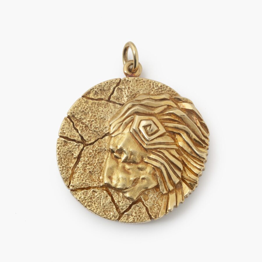 An eighteen carat yellow gold pendant with the zodiac sign Leo. Signed Tiffany, made in Italy, ca 1970. With original case.