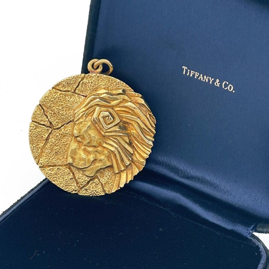 An eighteen carat yellow gold pendant with the zodiac sign Leo. Signed Tiffany, made in Italy, ca 1970. With original case.